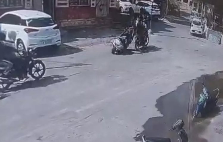 दिनदहाड़े स्कूटी सवार से लुटेरे 31 लाख रुपए लूट हुए फरार, देखें CCTV