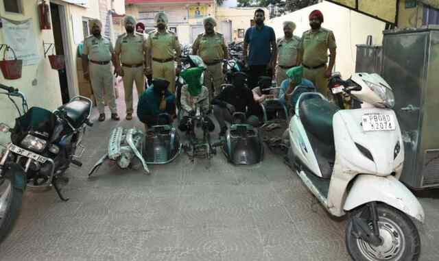 जालंधरः दोपहिया वाहन चोर गिरोह के 3 सदस्य सहित चोरी का सामान खरीदने वाला कबाड़िया गिरफ़्तार