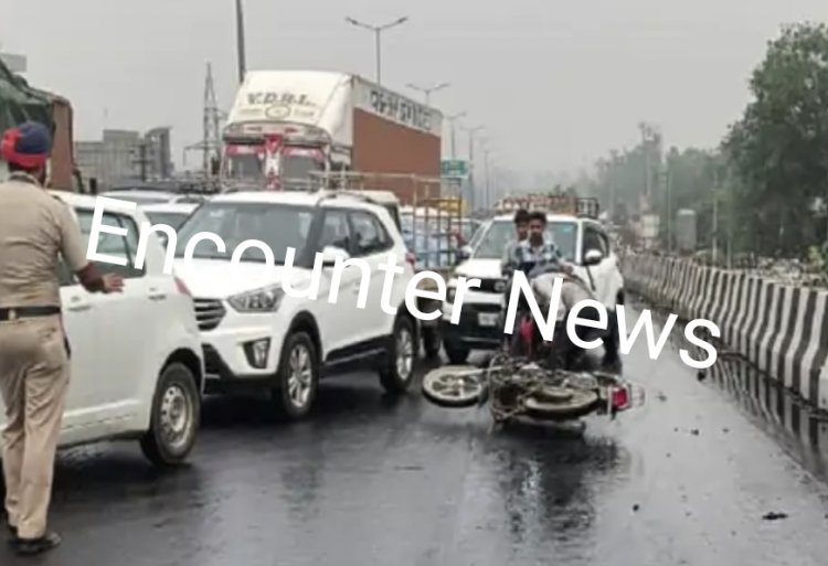 पंजाब : नेशनल हाईवे पर पलटा तेल से भरा टैंकर, कई वाहन चालक फिसले