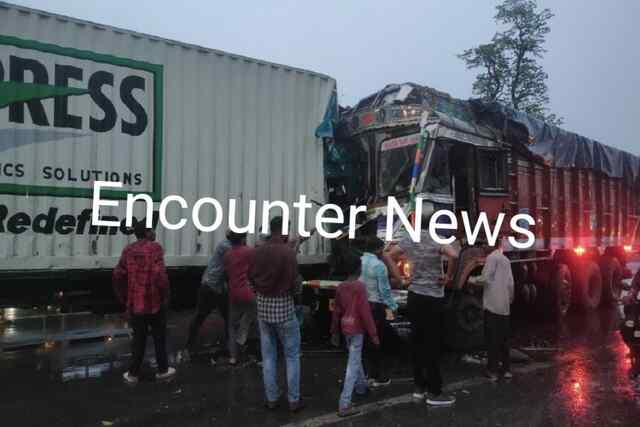 ट्रक-कंटेनर के बीच भयानक टक्कर में ड्राइवर की मौत, 2 घंटे चले रेस्क्यू के बाद निकाली गई लाश