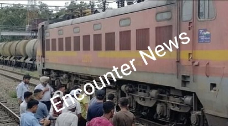 पंजाब: ट्रेन के नीचे आया सांड, दो हिस्सों में काटकर निकाला