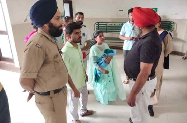 जालंधरः सिविल में डिलीवरी के दौरान बच्चे की मौत, परिजन ने तोड़े शीशे