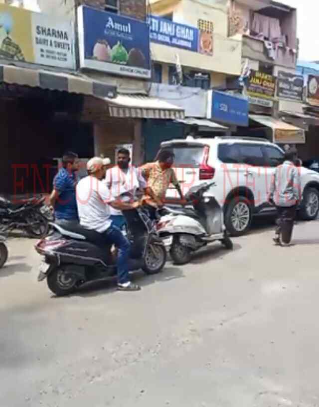 जालंधरः करियाना व्यापारी की मौत को लेकर दुकानदारों ने दुकाने बंद कर किया प्रदर्शन, देखें वीडियो