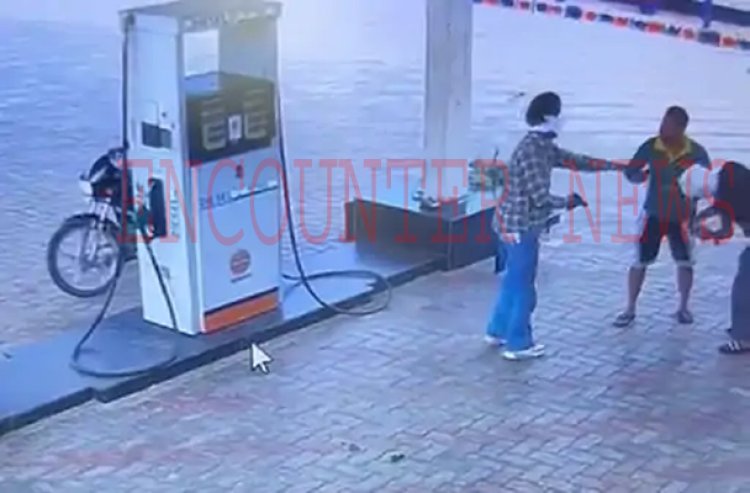 पंजाबः बाइक सवार लुटेरों ने पैट्रोल पंप के सेल्समैन के पैर में गोली मारी, लूटे 25 हजार रुपए, देखें CCTV