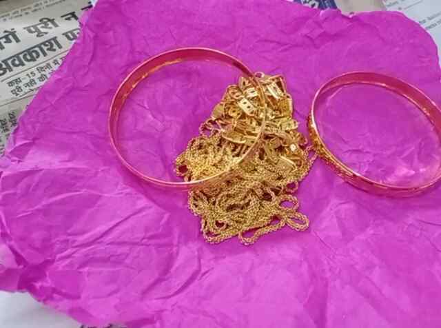 बिना बिल सोने के आभूषण लेकर बस में जा रहा व्यापारी पकड़ा विभाग ने वसूला जुर्माना