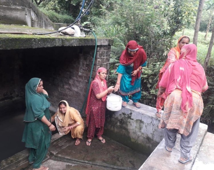 महिला मंडल हथलोंन ने की प्राचीन बावडी की साफ सफाई