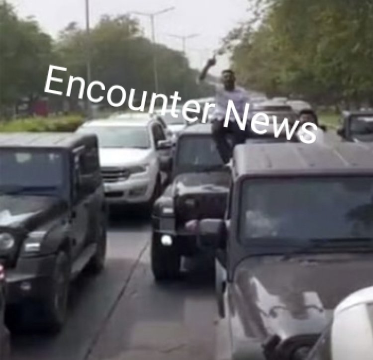 चलती गाड़ी की छत पर बैठक रील बना कर सोशल मीडिया पर किया पोस्ट, पुलिस ने की कार्रवाई, देखें वीडियो