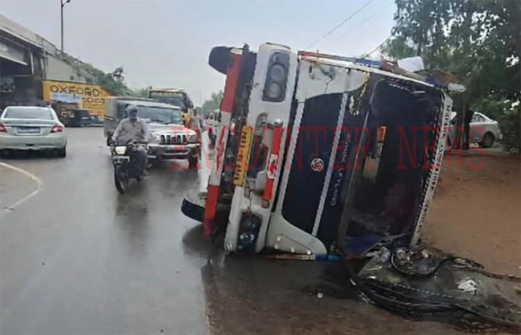 पंजाबः हाईवे पर पलटा कंटेनर, लोगों ने भागकर बचाई जान, देखें वीडियो