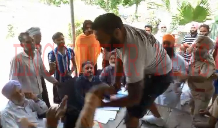 पंजाबः पंचायती जगह की बोली के दौरान पुलिस के सामने हुई हाथापाई, वीडियो वायरल
