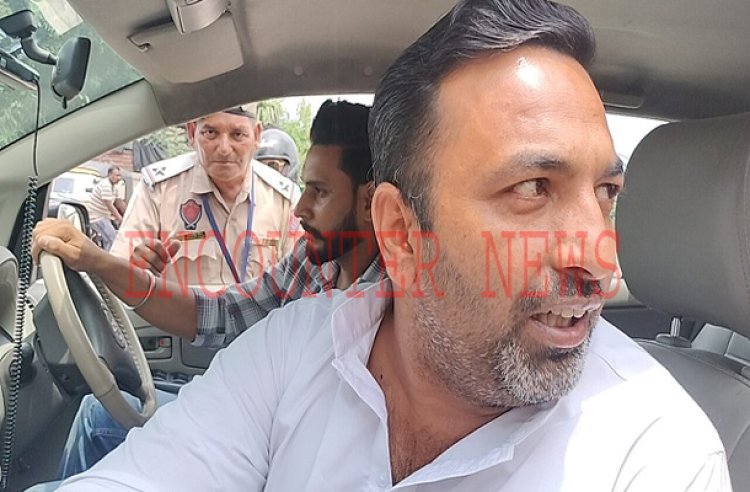 जालंधरः हाई सिक्योरिटी नंबर प्लेट को लेकर पुलिस ने की नाकेबंदी दौरान बसपा नेता को रोका