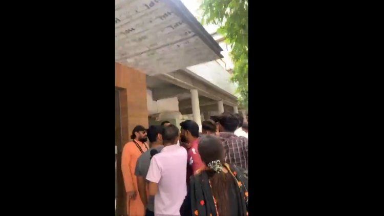 जालंधरः carry on jatta 3 को लेकर शिवा सेना ने किया विरोध, देखें Live