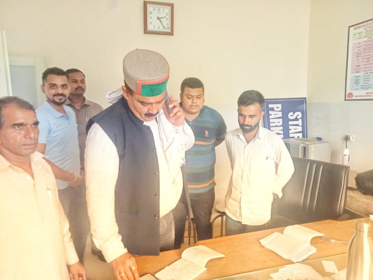 विधायक अचानक पहुंचे थानाकलां अस्पताल, अनियमिताओं के चलते लगी स्टाफ की क्लास