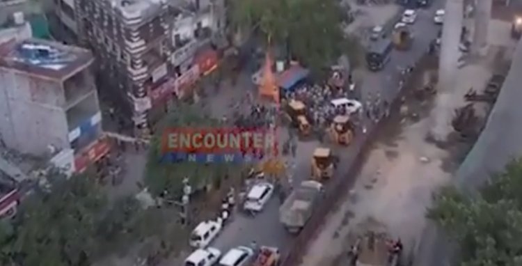 कड़ी सुरक्षा के बीच दरगाह-मंदिर पर चला प्रशासन का बुलडोजर, देखें वीडियो