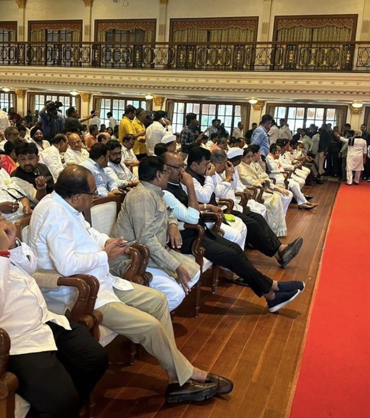 राजनीति में बड़ा उलटफेर: 30 MLA के साथ राजभवन पहुंचे अजित पवार, BJP में हो सकते हैं शामिल, देखें वीडियो