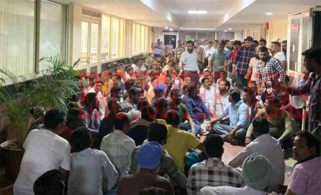 जालंधरः नगर निगम दफ्तर के अंदर मुलाजिमों ने लगाया धरना, देखें Live