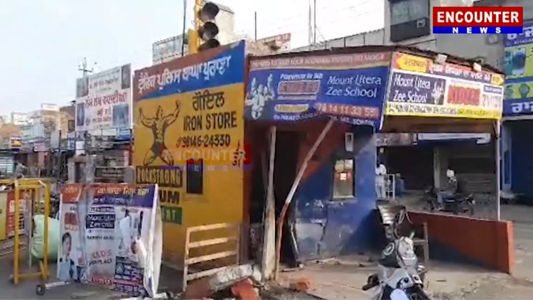 पंजाबः कार ओर ट्राले में हुई भीषण टक्कर, बेकाबू होकर ट्रैफिक पुलिस के बने केबिन में जा घुसी गाड़ी