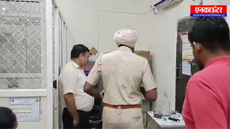 Punjab National Bank की खिड़की तोड़कर दाखिल हुए चोर, देखें वीडियो