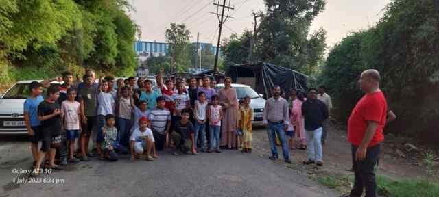 दारु के ठेके के विरोध में किया स्थानीय लोगों ने प्रदर्शन