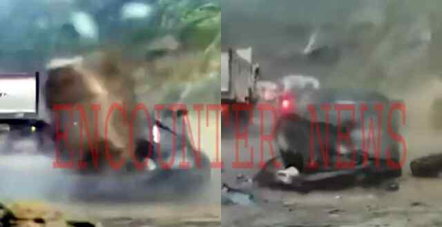 पहाड़ से गिरे पत्थर ने मचाई आफत, 3 कारों को कुचला, 2 की मौत, देखें वीडियो