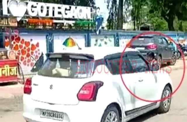 शर्मनाक: पुलिस ने महिला को कार के बोनट पर बांधकर घसीटा, हुआ सस्पेंड, वीडियो वायरल