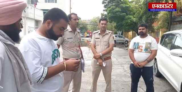 आरोपी को गिरफ्तार करने गई पुलिस टीम पर आरोपी के परिवार ने किया हमला, देखें वीडियो