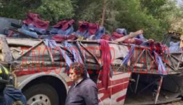 दर्दनाक सड़क हादसाः 40 फीट गहरी खाई में बस गिरने से 27 की मौत