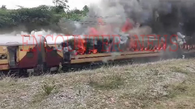 बड़ी खबरः फलकनुमा एक्सप्रेस में लगी भीष्ण आग, यात्रियों में मची अफरा-तफरी, देखें वीडियो