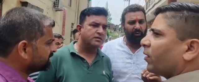 कोर्ट केस के बावजूद विवादित अस्पताल को चोरी-छिपे खोलने पर हंगामा