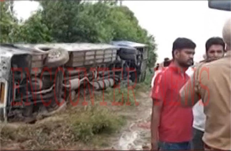पंजाबः सवारियों से भरी पलटी बस, मची चीख पुखार 