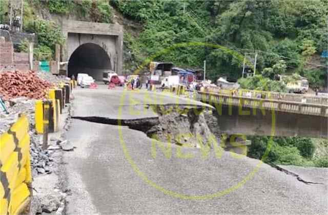 भारी बारिश के चलते हाईवे पर सड़क का बड़ा हिस्सा धंसा, देखें चौकाने वाली वीडियो