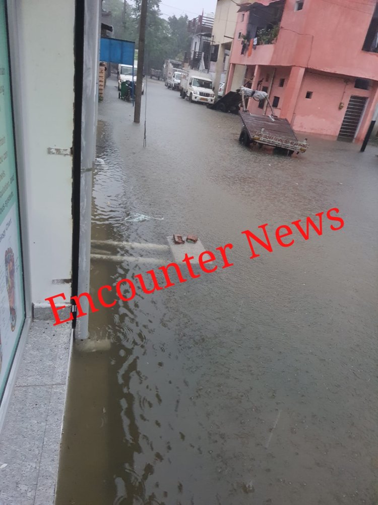 पंजाब : सुबह से हो रही मूसलाधार बारिश में डूबीं सड़कें, देखें तस्वीरें 