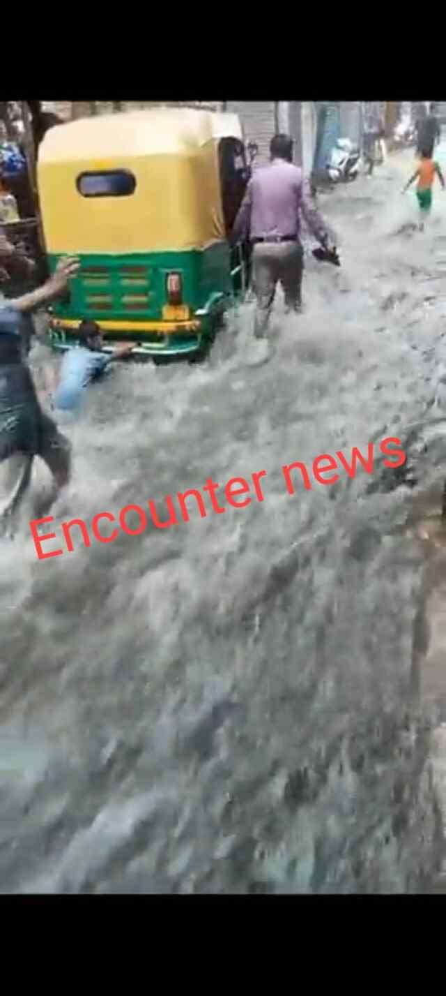 बारिश ने तोड़ा 42 साल का रिकॉर्ड,कई इलाकों में बिजली और इंटरनेट सेवाएं प्रभावित, देखें वीडियो
