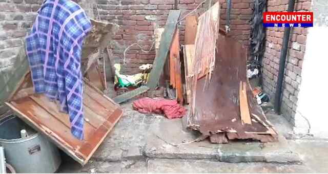 तेज बारिश के कारण मजदूर के घर की गिरी छत,जानी नुकसान से रहा बचा
