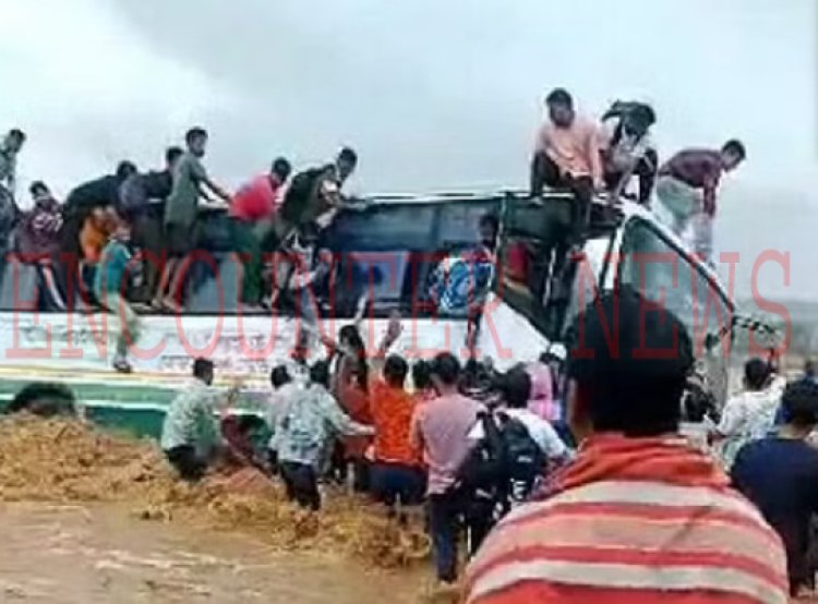 पानी में फंसी यात्रियों से भरी बस, कुछ छत पर चढ़े, किसी ने कूदकर बचाई जान, देखें वीडियो