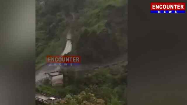 सोलन में बारिश से भारी भूस्खलन, फोर लेन हाइवे बाधित, देखें वीडियो