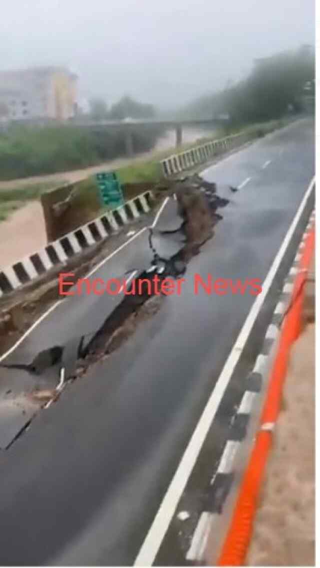 नेशनल हाईवे का एक हिस्सा धंसा, मकान गिरने से मामा-भांजे की मौत, देखें वीडियो