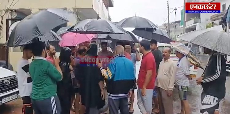 बरसात के चलते मार्केट के अंदर पानी के कारण हुआ करोड़ों का नुकसान, किया रोष प्रदर्शन, देखें वीडियो