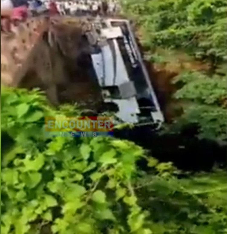 बड़ा हादसाः नहर में गिरी बारातियों की बस, 7 की मौत, 35 यात्री घायल, देखें वीडियो