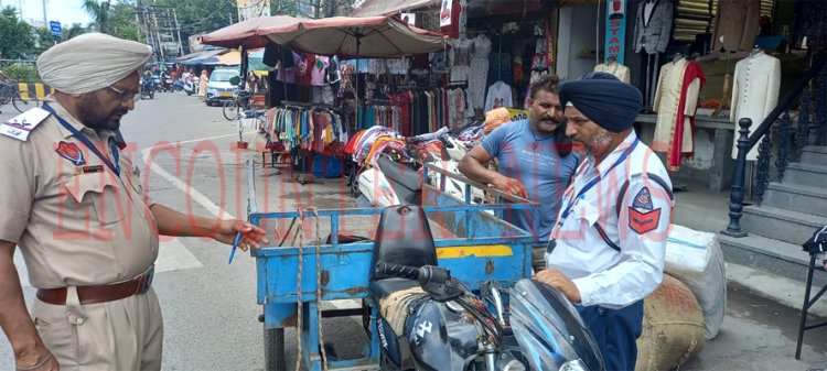 जालंधरः वाल्मीकि चौक में पुलिस ने जुगाड़ु बाइक किया इंपाउंड, देखें वीडियो