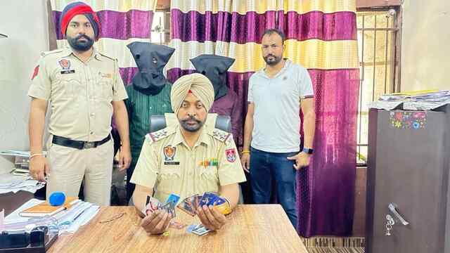 जालंधरः एटीएम कार्ड बदलकर ठगने वाले दो दबोचे,  21 कार्ड बरामद