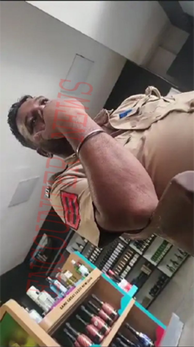पंजाबः ठेके पर पुलिस कर्मी की शराब मांगने की वीडियो वायरल, मालिक ने लगाए आरोप, देखें वीडियो