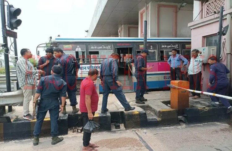 बड़ी खबरः कोर्ट ले जाते समय गैंगस्टर कुलदीप जघीना की गोलियां मारकर हत्या, देखें वीडियो