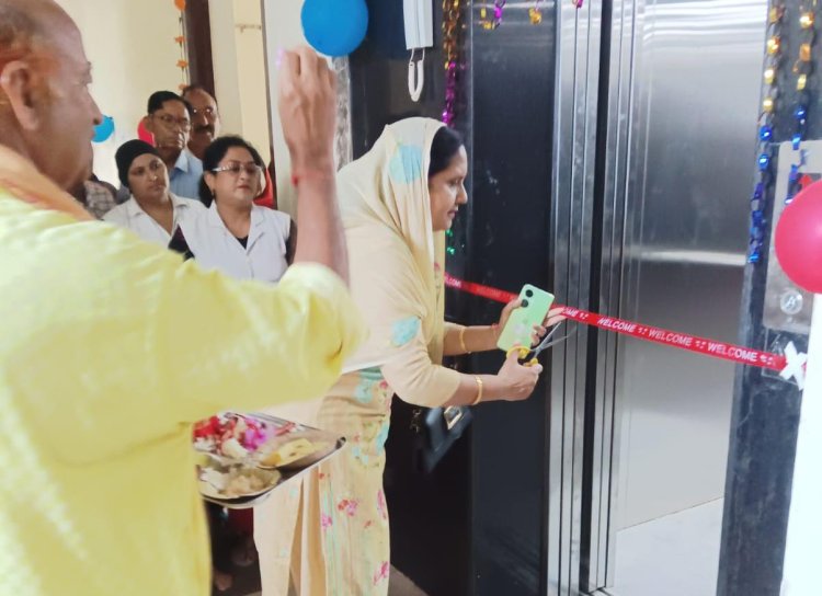 कल्याण अधिकारी ने किया वरिष्ठ नागरिकों की सुविधा के लिए लिफ्ट का उद्घाटन