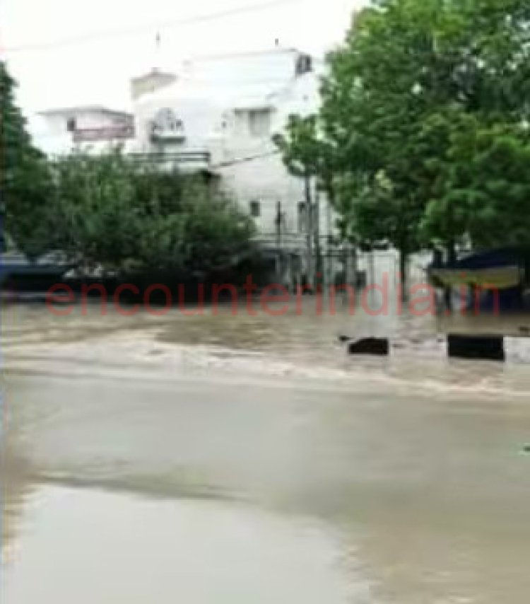 सीएम केजरीवाल के घर, दफ्तर, कनाॅट प्लेस और कश्मीरी गेट तक पहुंचा पानी, देखें वीडियो
