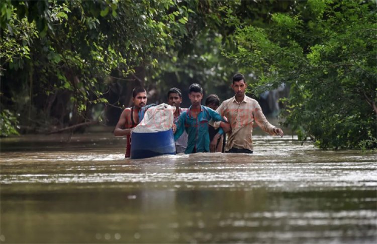 बाढ़ से बिगड़े हालात, 600 से अधिक ट्रेन रद्द, स्कूल बंद, श्मशान घाट पर भी लगा ताला
