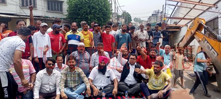कपूरथलाः श्री रामलीला ग्राउंड में बनी स्टेज को नगर सुधार ट्रस्ट ने किया ध्वस्त, गुस्साए लोगों ने लगाया धरना, देखें वीडियो