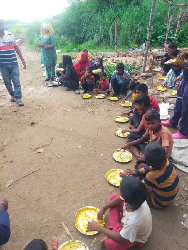 बाढ़ पीडि़तों के लिए मानवता की  सेवा संस्था ने लगाया लंगर