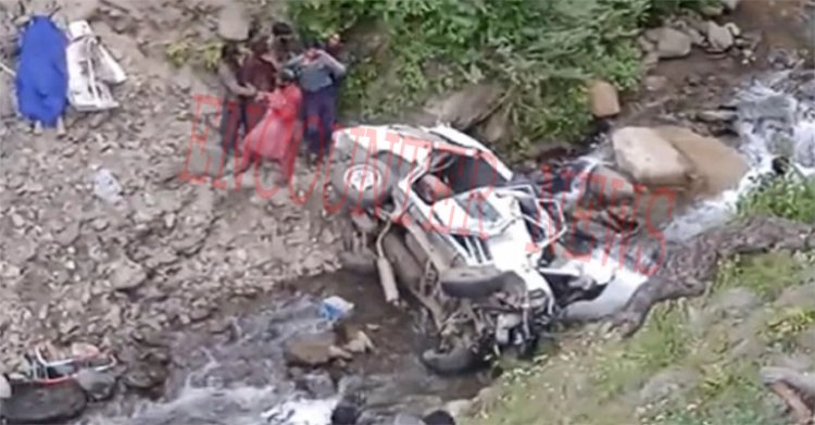 दर्दनाक हादसाः खाई में कार गिरने से 3 की मौत