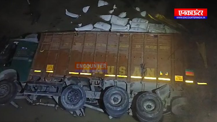 जालंधरः हाईवे पर पलटा ड्राईफ्रूट से भरा ट्रक, लगा जाम, देखें वीडियो