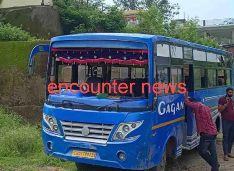 बड़ा हादसा: यात्रियों से भरी बस पलटी, ड्राइवर सहित कई घायल